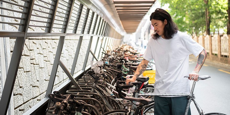 Mała architektura na usługach biznesu – jak stojaki rowerowe mogą przyciągać klientów do lokali usługowych?