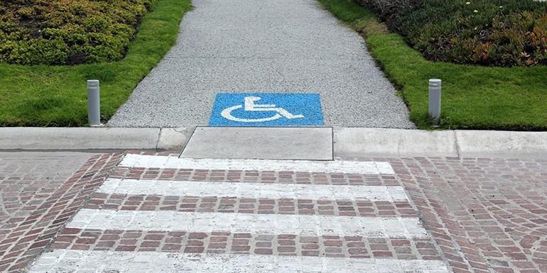 Mała architektura miejska dla osób niepełnosprawnych - dostępność i funkcjonalność