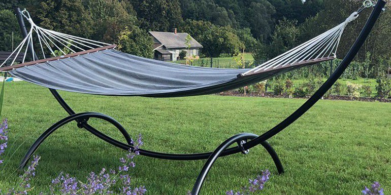 Strefa wypoczynkowa w ogrodzie – leżak, a może hamak?